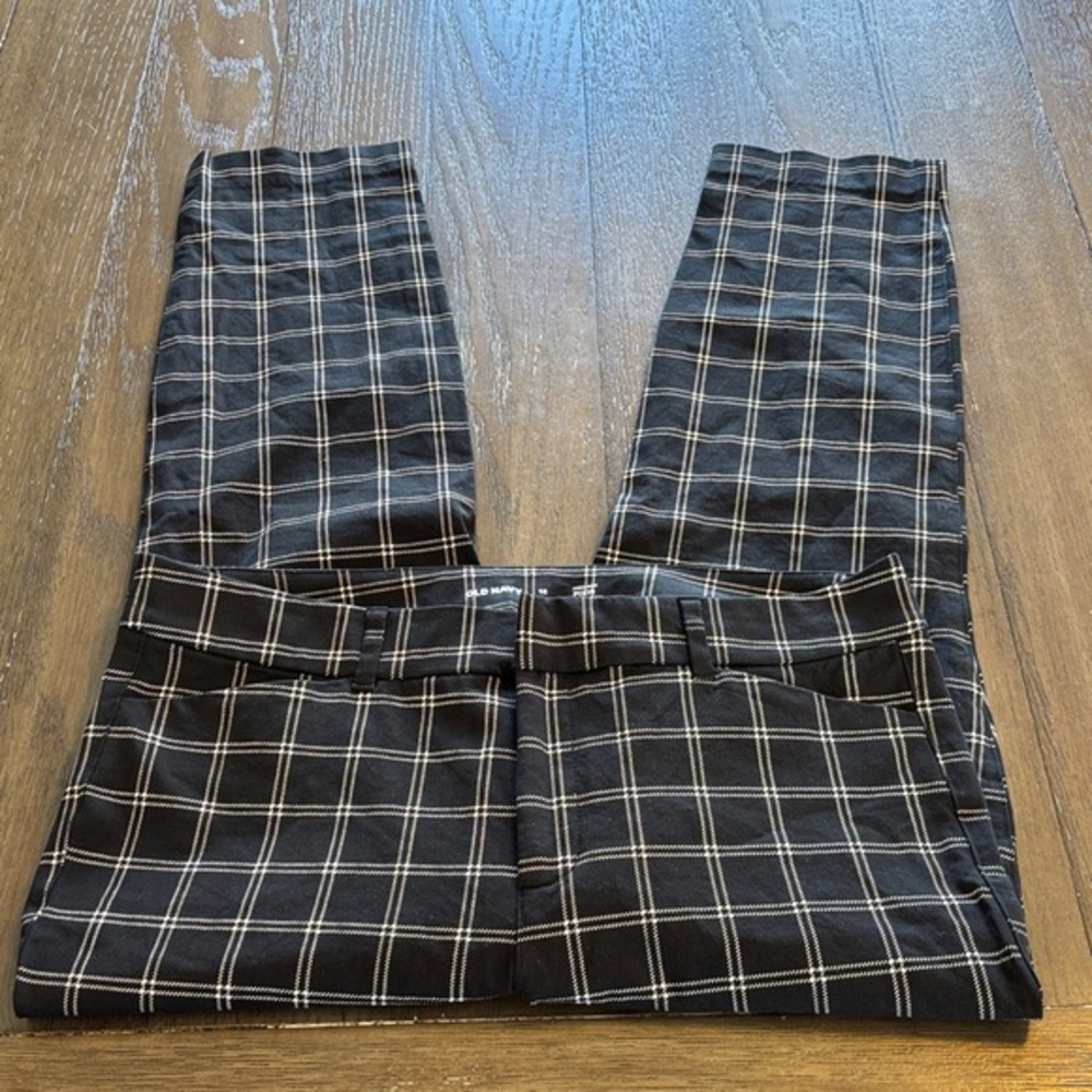 Old Navy High Rise Pixie secret smooth pockets Pants in black and white plaid 12